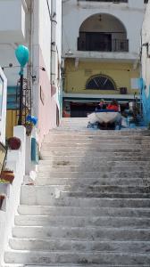 Leentje 02 - Ze varen hier de trap af